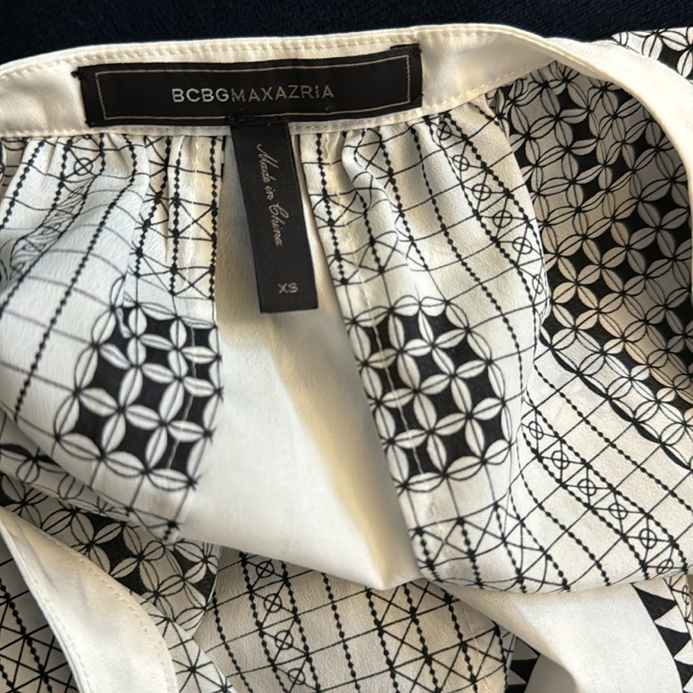 BCBGMaxAzria Black and White Graphic Boxy Blouse - Picture 7 of 8